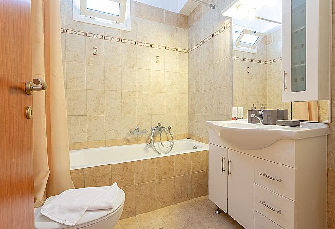 Family bathroom with bath and shower . - Villa Alexandra . (Fotogalerie) }}