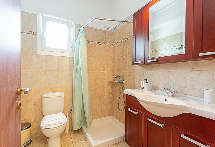 En suite bathroom with shower . - Villa Alexandra . (Galería de imágenes) }}