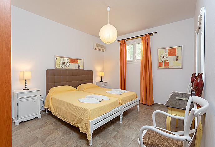 Twin bedroom on ground floor with A/C and en suite bathroom . - Villa Alexandra . (Galerie de photos) }}