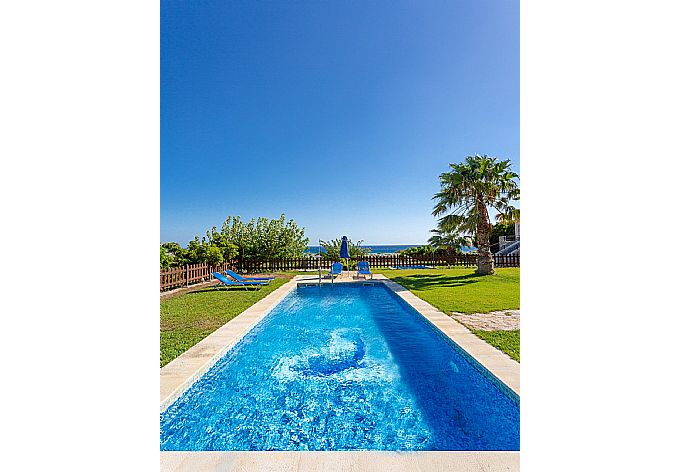 Private pool and lawn with sea views . - Andreas Beach Villa . (Fotogalerie) }}