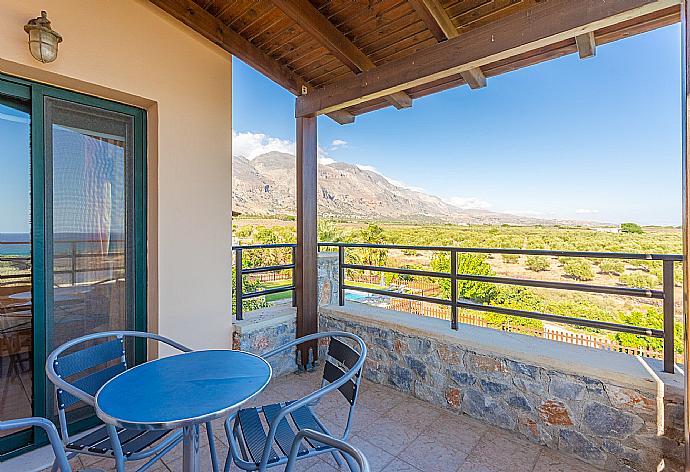 Balcony . - Andreas Beach Villa . (Galleria fotografica) }}