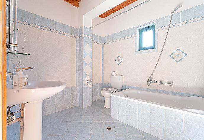 Family bathroom with bath and shower . - Andreas Beach Villa . (Galería de imágenes) }}