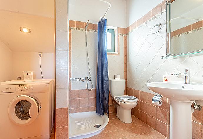 Family bathroom with shower . - Andreas Beach Villa . (Galerie de photos) }}