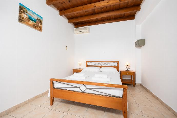 Double bedroom with A/C . - Andreas Beach Villa . (Fotogalerie) }}