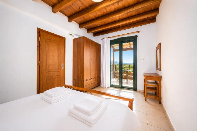Double bedroom with A/C . - Andreas Beach Villa . (Fotogalerie) }}
