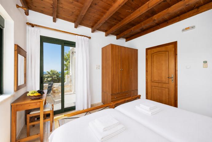 Twin bedroom with A/C . - Andreas Beach Villa . (Fotogalerie) }}