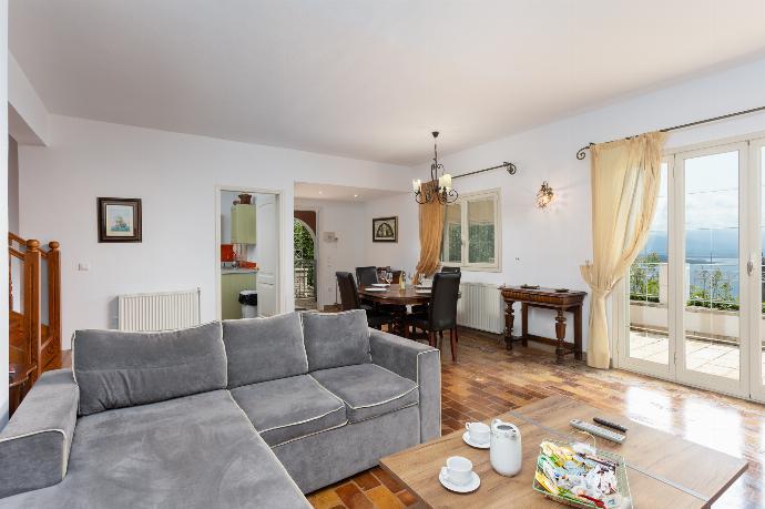 Living room on ground floor with sofa, dining area, ornamental fireplace, WiFi internet, satellite TV, and sea views . - Villa Anastasia . (Fotogalerie) }}