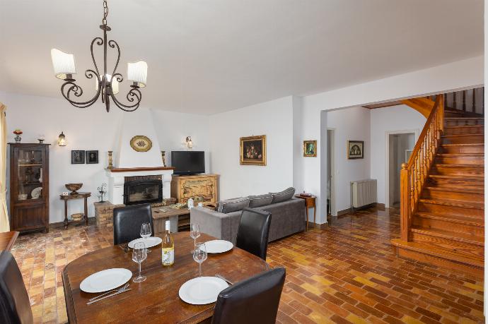 Living room on ground floor with sofa, dining area, ornamental fireplace, WiFi internet, satellite TV, and sea views . - Villa Anastasia . (Fotogalerie) }}