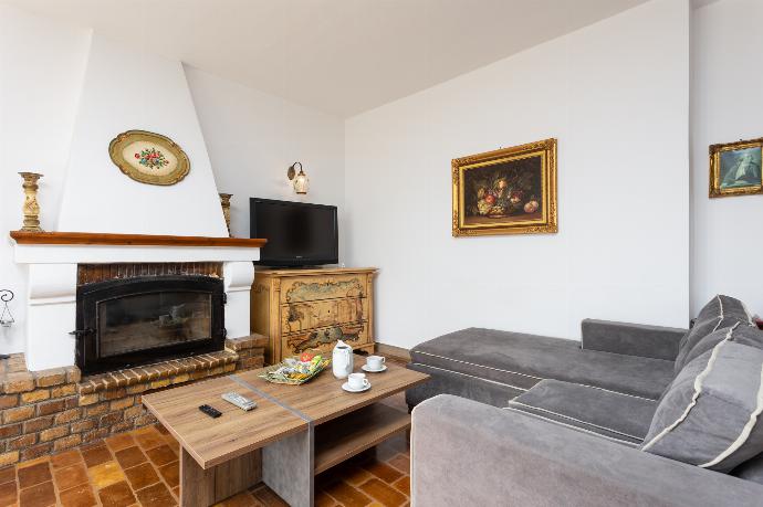 Living room on ground floor with sofa, dining area, ornamental fireplace, WiFi internet, satellite TV, and sea views . - Villa Anastasia . (Fotogalerie) }}