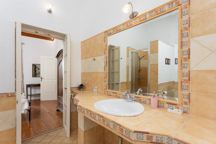 En suite bathroom with shower . - Villa Anastasia . (Fotogalerie) }}