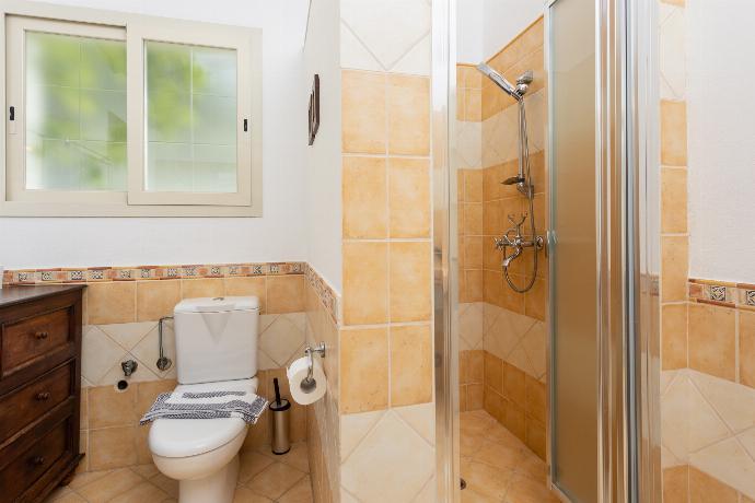 En suite bathroom with shower . - Villa Anastasia . (Galleria fotografica) }}