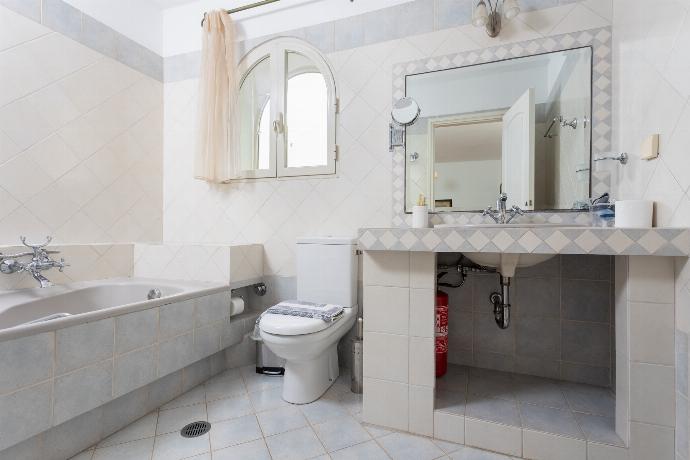 Family bathroom on first floor with bath and shower . - Villa Anastasia . (Fotogalerie) }}