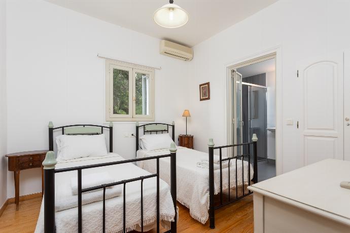 Twin bedroom on first floor with en suite bathroom and A/C . - Villa Anastasia . (Photo Gallery) }}