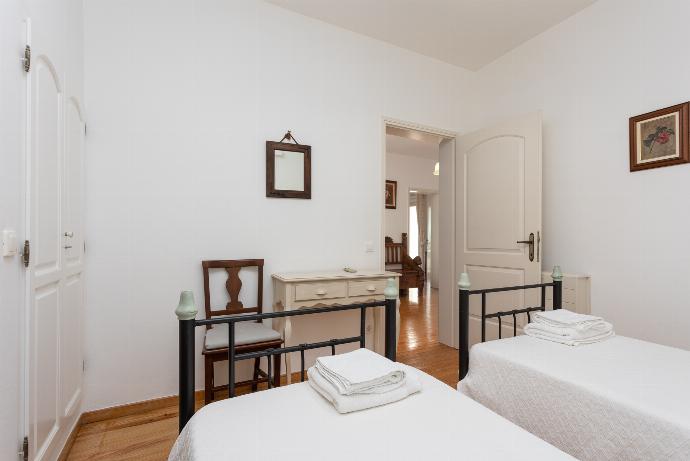 Twin bedroom on first floor with en suite bathroom and A/C . - Villa Anastasia . (Galleria fotografica) }}