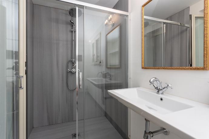 En suite bathroom with shower . - Villa Anastasia . (Galleria fotografica) }}