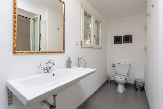 En suite bathroom with shower . - Villa Anastasia . (Fotogalerie) }}