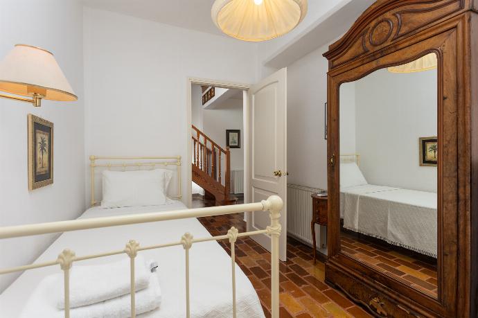 Single bedroom on first floor with A/C and terrace access . - Villa Anastasia . (Galerie de photos) }}