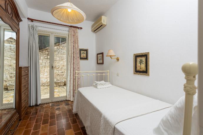 Single bedroom on first floor with A/C and terrace access . - Villa Anastasia . (Galerie de photos) }}
