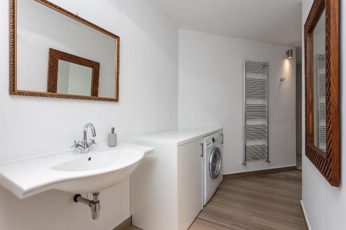 Family bathroom on ground floor with shower . - Villa Anastasia . (Fotogalerie) }}