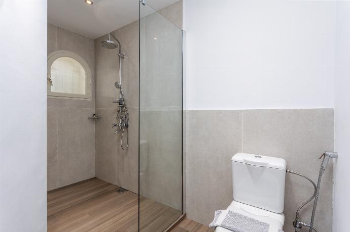 Family bathroom on ground floor with shower . - Villa Anastasia . (Photo Gallery) }}