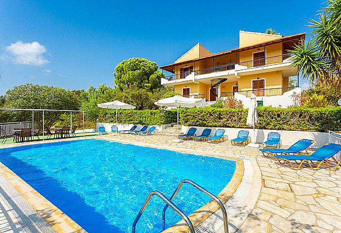 Beautiful apartment with shared pool, terrace, and garden with countryside views . - Cochelli Villa Lower . (Galleria fotografica) }}