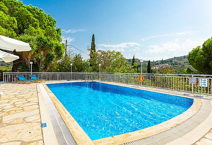 Shared pool, terrace, and garden with countryside views . - Cochelli Villa Lower . (Galerie de photos) }}