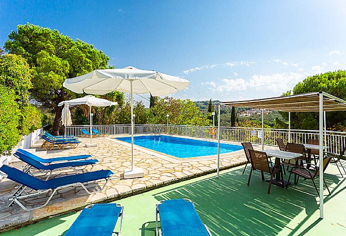 Shared pool, terrace, and garden with countryside views . - Cochelli Villa Lower . (Fotogalerie) }}