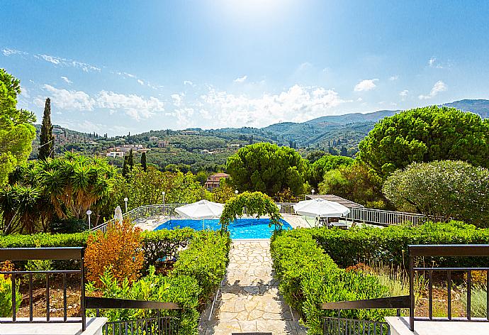 Shared pool, terrace area, and garden with countryside views . - Cochelli Villa Lower . (Fotogalerie) }}