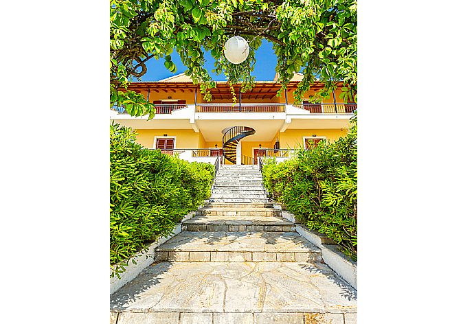 Stairs to Villa . - Cochelli Villa Lower . (Galerie de photos) }}