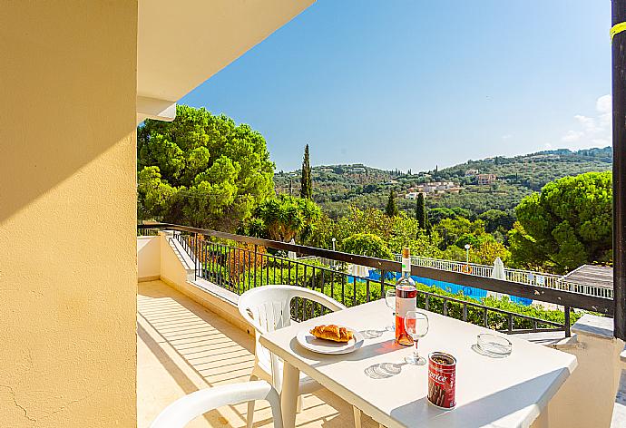 Private terrace area with countryside views . - Cochelli Villa Lower . (Fotogalerie) }}