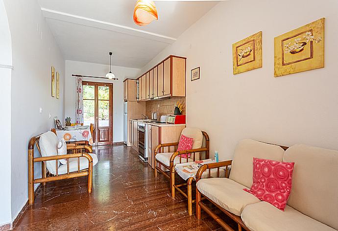 Open-plan living room with seating, dining area, kitchen, and WiFi internet . - Cochelli Villa Lower . (Galleria fotografica) }}