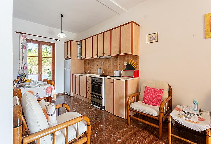 Equipped kitchen and dining area . - Cochelli Villa Lower . (Fotogalerie) }}