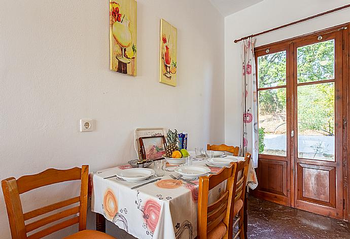 Equipped kitchen and dining area . - Cochelli Villa Lower . (Galleria fotografica) }}