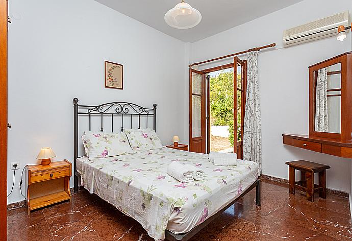 Double bedroom with A/C and terrace access . - Cochelli Villa Lower . (Photo Gallery) }}