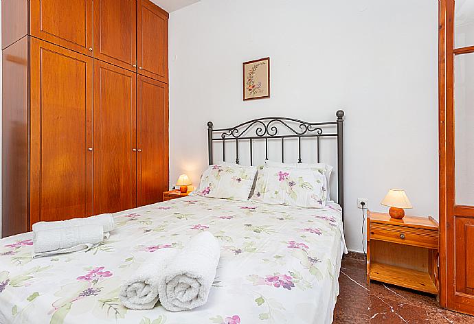 Double bedroom with A/C and terrace access . - Cochelli Villa Lower . (Галерея фотографий) }}