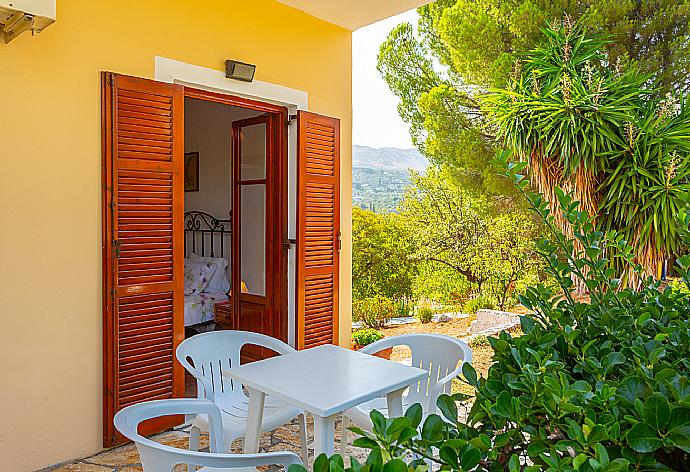 Private terrace area . - Cochelli Villa Lower . (Galerie de photos) }}