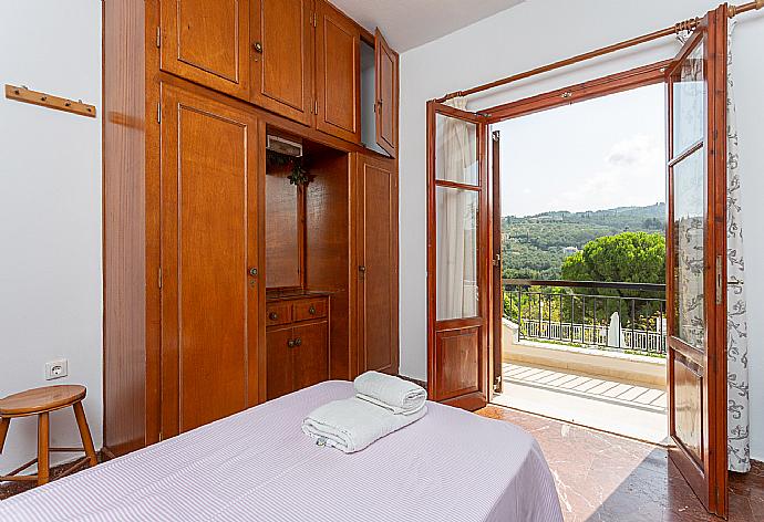 Twin bedroom with A/C and terrace access . - Cochelli Villa Lower . (Photo Gallery) }}