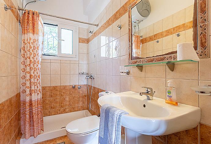 Family bathroom with shower . - Cochelli Villa Lower . (Galerie de photos) }}