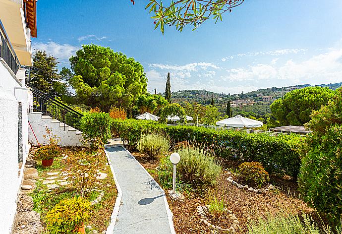 Garden area . - Cochelli Villa Lower . (Fotogalerie) }}