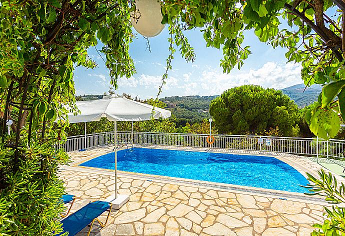 Shared pool, terrace, and garden with countryside views . - Cochelli Villa Lower . (Galerie de photos) }}