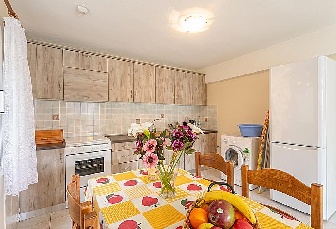 Dining area and equipped kitchen . - Kalliopi . (Fotogalerie) }}