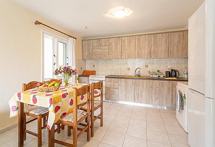 Dining area and equipped kitchen . - Kalliopi . (Galerie de photos) }}