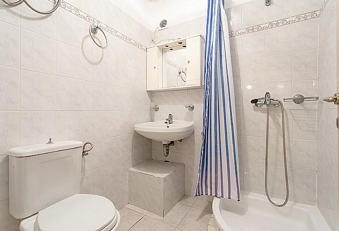 Family bathroom with shower . - Kalliopi . (Galleria fotografica) }}