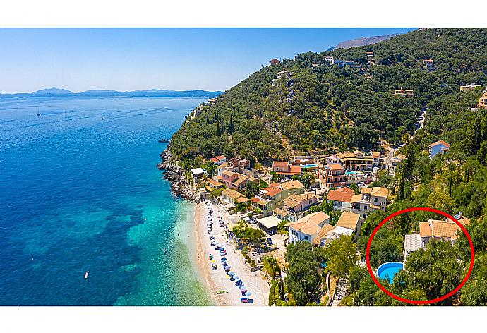 Aerial view of Kaminaki Beach showing location of Villa Petros . - Villa Petros . (Fotogalerie) }}