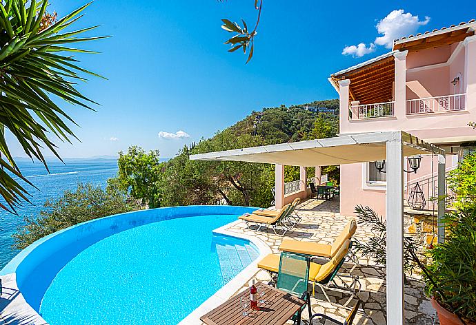 Beautiful villa with private infinity pool and terrace with panoramic sea views . - Villa Petros . (Galería de imágenes) }}