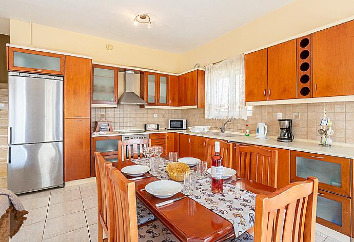 Equipped kitchen . - Villa Petros . (Fotogalerie) }}