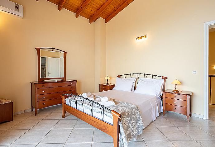 Double bedroom with en suite bathroom, A/C, and upper terrace access with panoramic sea views . - Villa Petros . (Galería de imágenes) }}