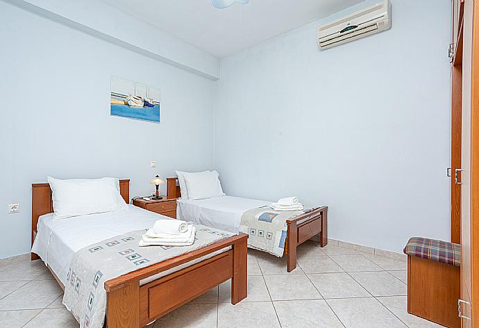 Twin bedroom with A/C and upper terrace access with sea views . - Villa Petros . (Fotogalerie) }}