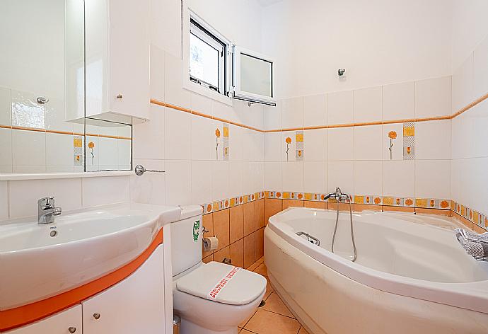 En suite bathroom with bath and shower . - Villa Petros . (Fotogalerie) }}