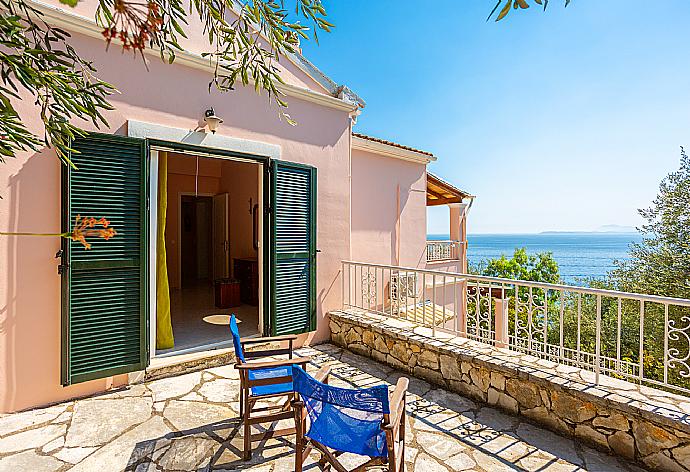 Upper terrace with sea views . - Villa Petros . (Photo Gallery) }}